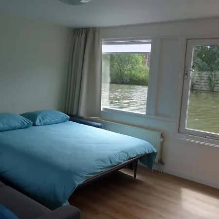 Houseboat In The Center, 5 Min Walk To Tropical Museum, Free Wifi! Amsterdam