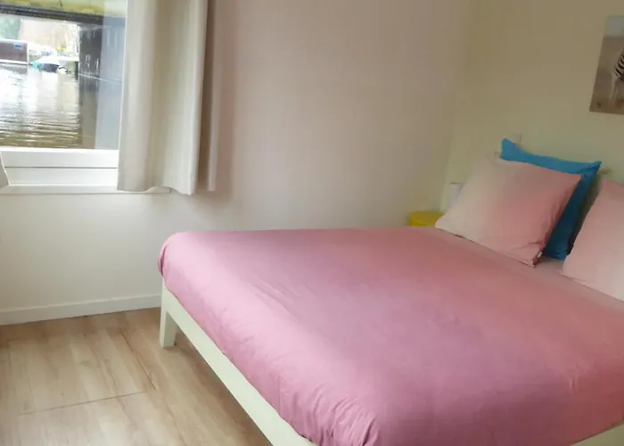 Houseboat In The Center, 5 Min Walk To Tropical Museum, Free Wifi!